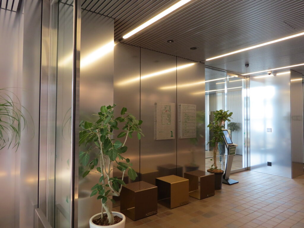 コンドーテック㈱本社新社屋　エントランス　アルミ内装パネル　電解研磨（表面処理）実績