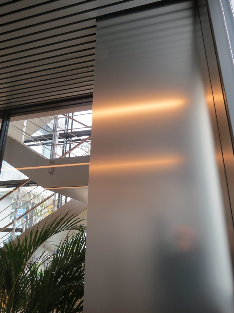 コンドーテック㈱本社新社屋　エントランス　アルミ内装パネル　電解研磨（表面処理）実績